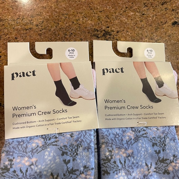 Pact Bouquet Blooms Cornflower Blue Premium Crew SocksTwo Pair NWT! Retail: $24 - Picture 4 of 9